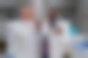 Anupam Kher y Jocko Sims en New Amsterdam