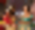 Nasim Pedrad y Naomi Scott en Aladdin