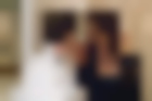 Alex Sharp y Anne Hathaway en The Hustle