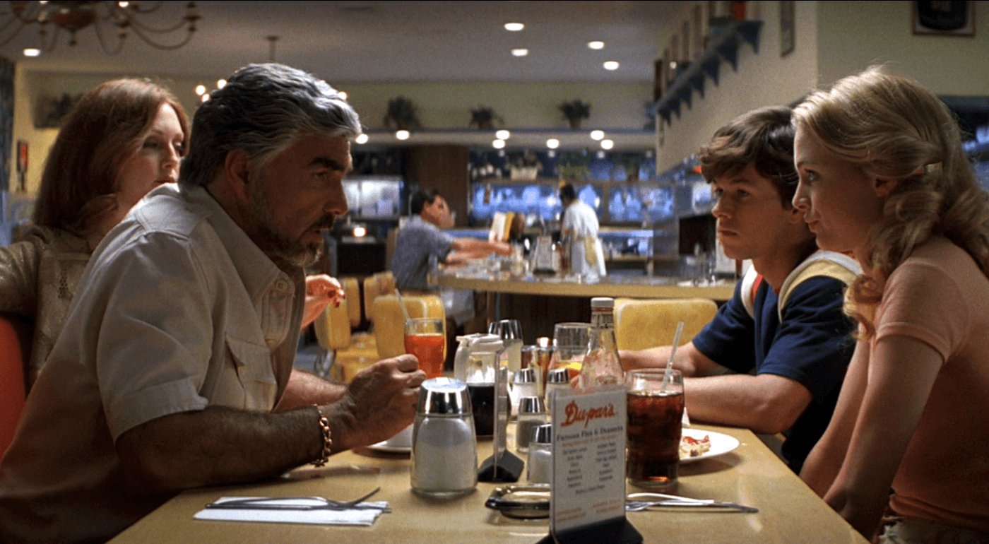 Julianne Moore, Burt Reynolds, Mark Wahlberg y Heather Graham en Boogie Nights