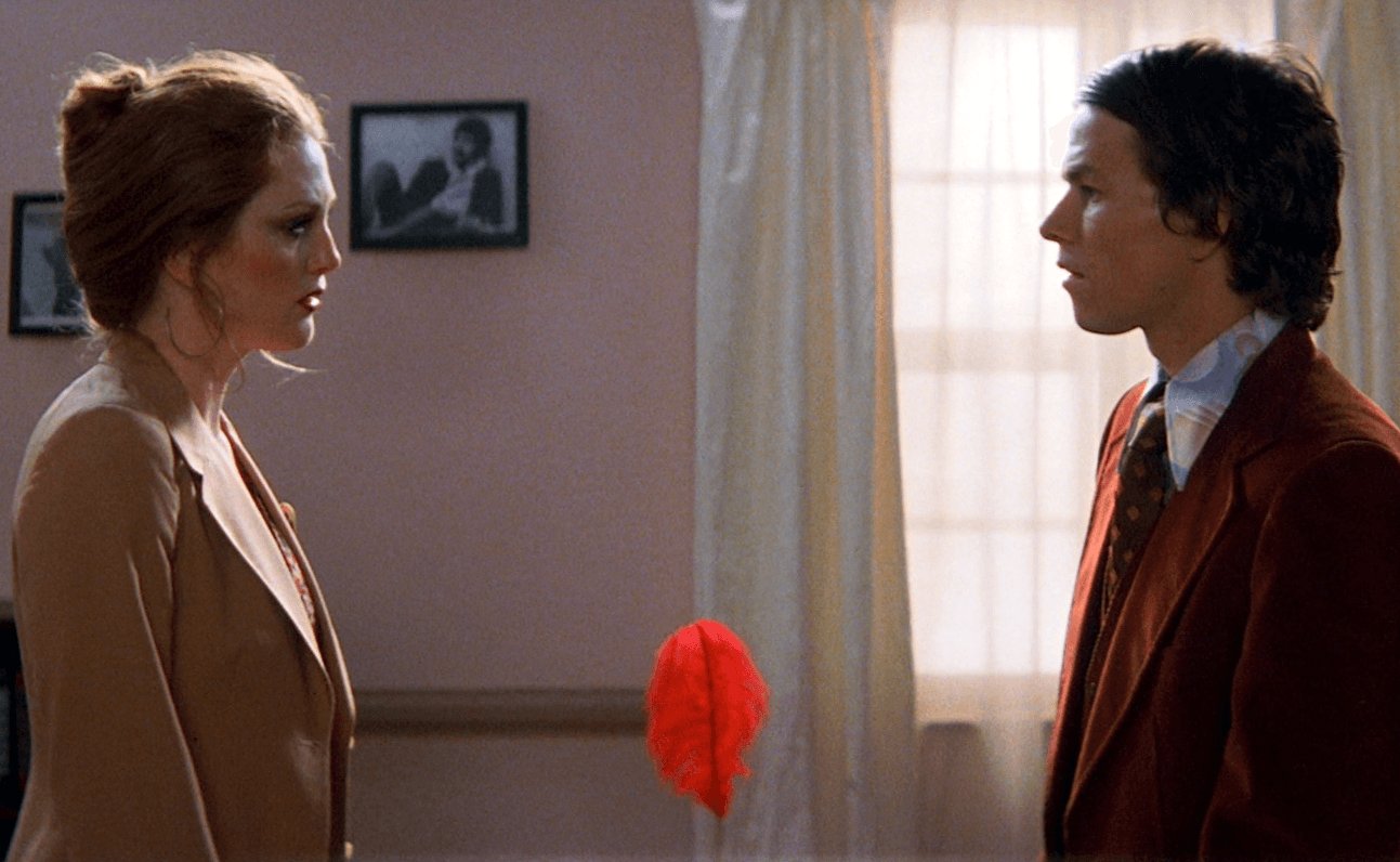 Julianne Moore y Mark Wahlberg en Boogie Nights
