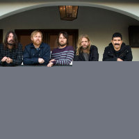 Foo Fighters: Back and Forth